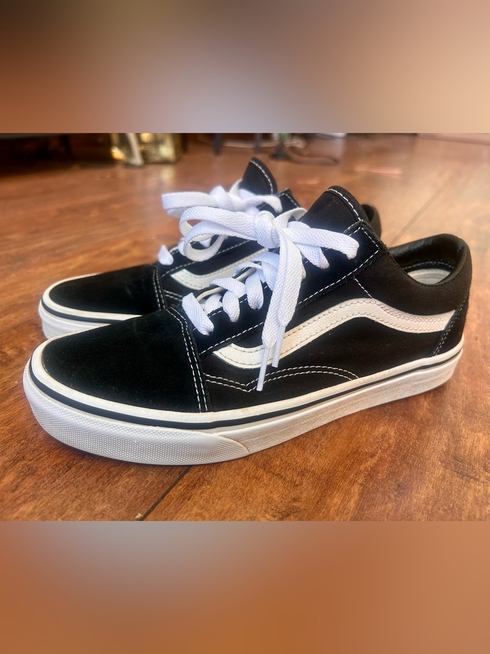Vans Old Skool Sneakers - Black & White Low Top Sneakers | Women’s 7.5 Men’s 6